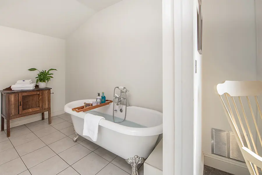 Apple Cabin Bathroom 1.1