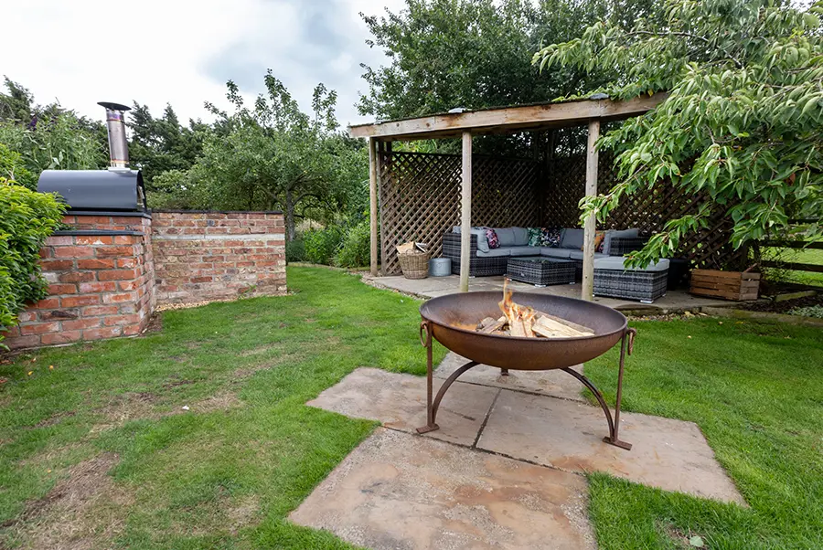 Courtyard Granary Fire Pit & Pizza Oven