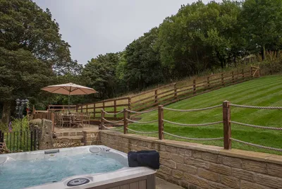 Homestead Cottage Hot Tub2