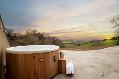 Hillview Retreat Hot Tub