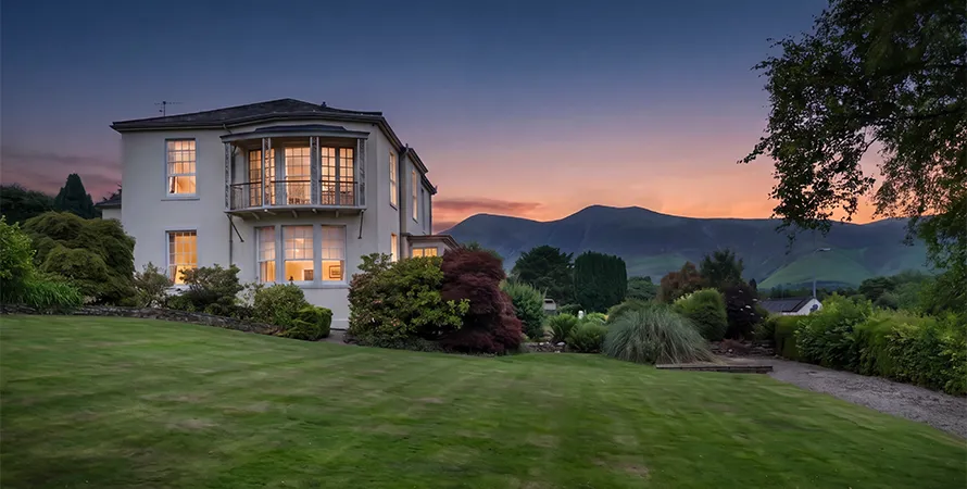 The Georgian Lakehouse Exterior (1)