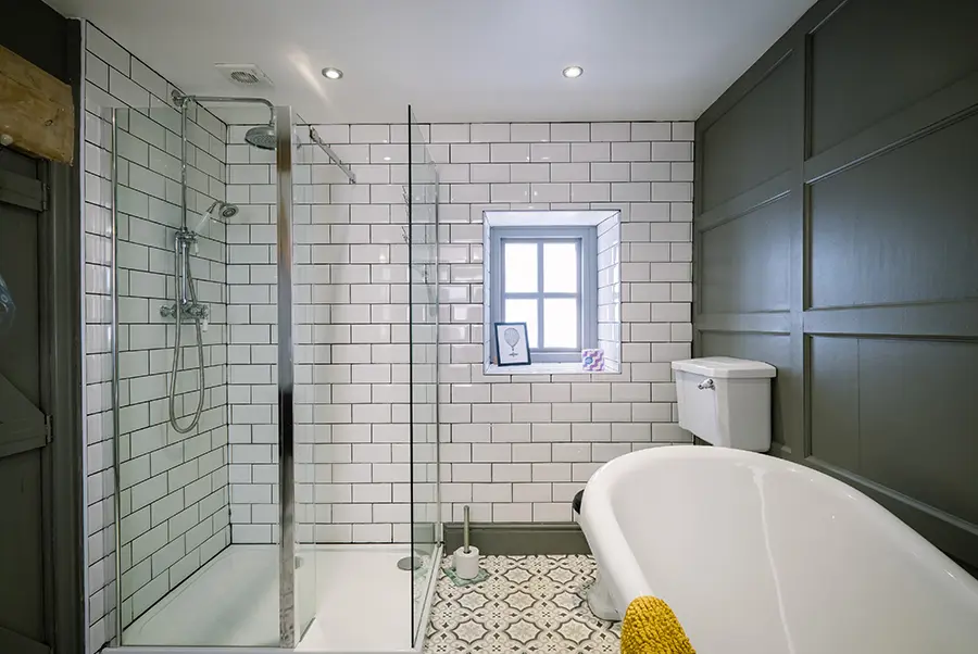 Brynglas Manor Master Bathroom 2