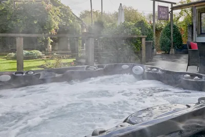 Horseshoe House Hot Tub1