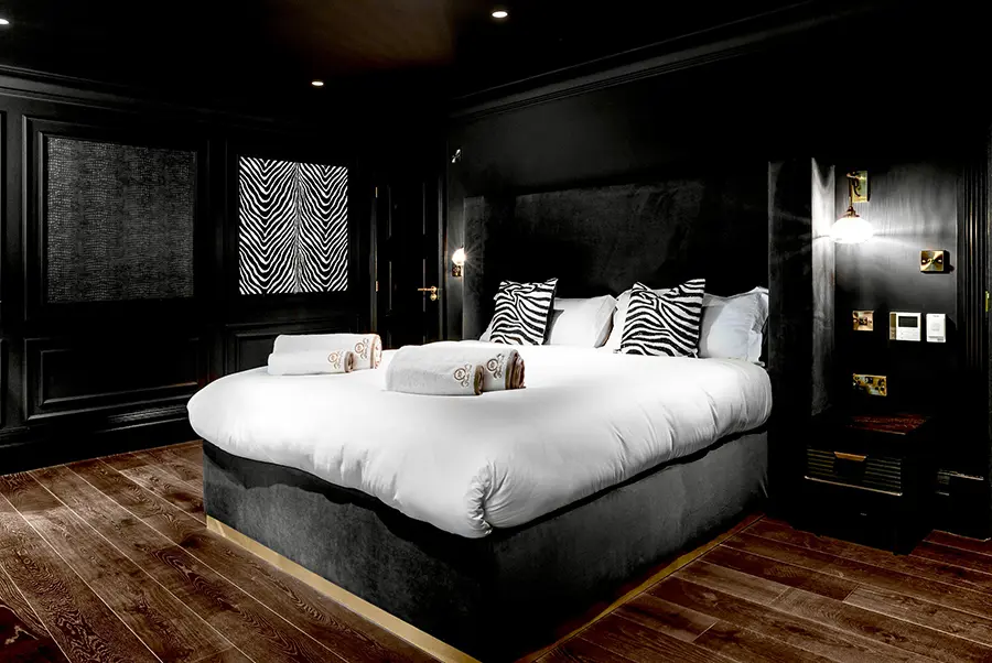 La Cachette Black & White Room