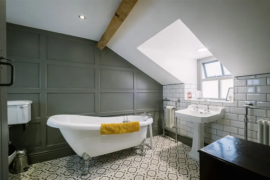 Brynglas Manor Master Bathroom 1